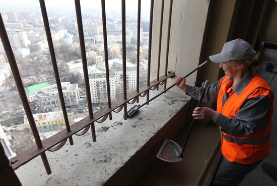 Moscow maintenance crews perform post-winter clean-up
