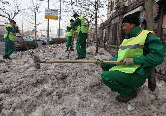 Moscow maintenance crews perform post-winter clean-up
