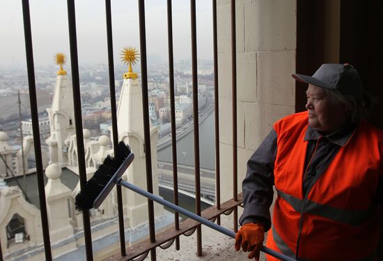 Moscow maintenance crews perform post-winter clean-up