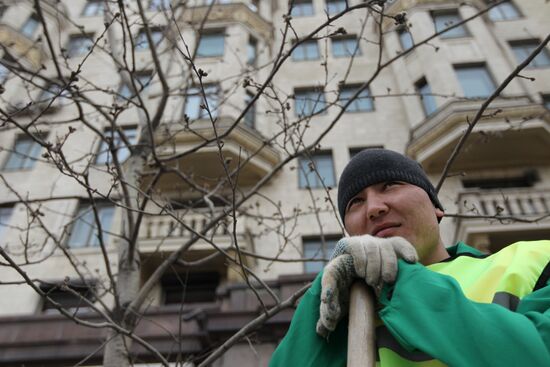 Moscow maintenance crews perform post-winter clean-up
