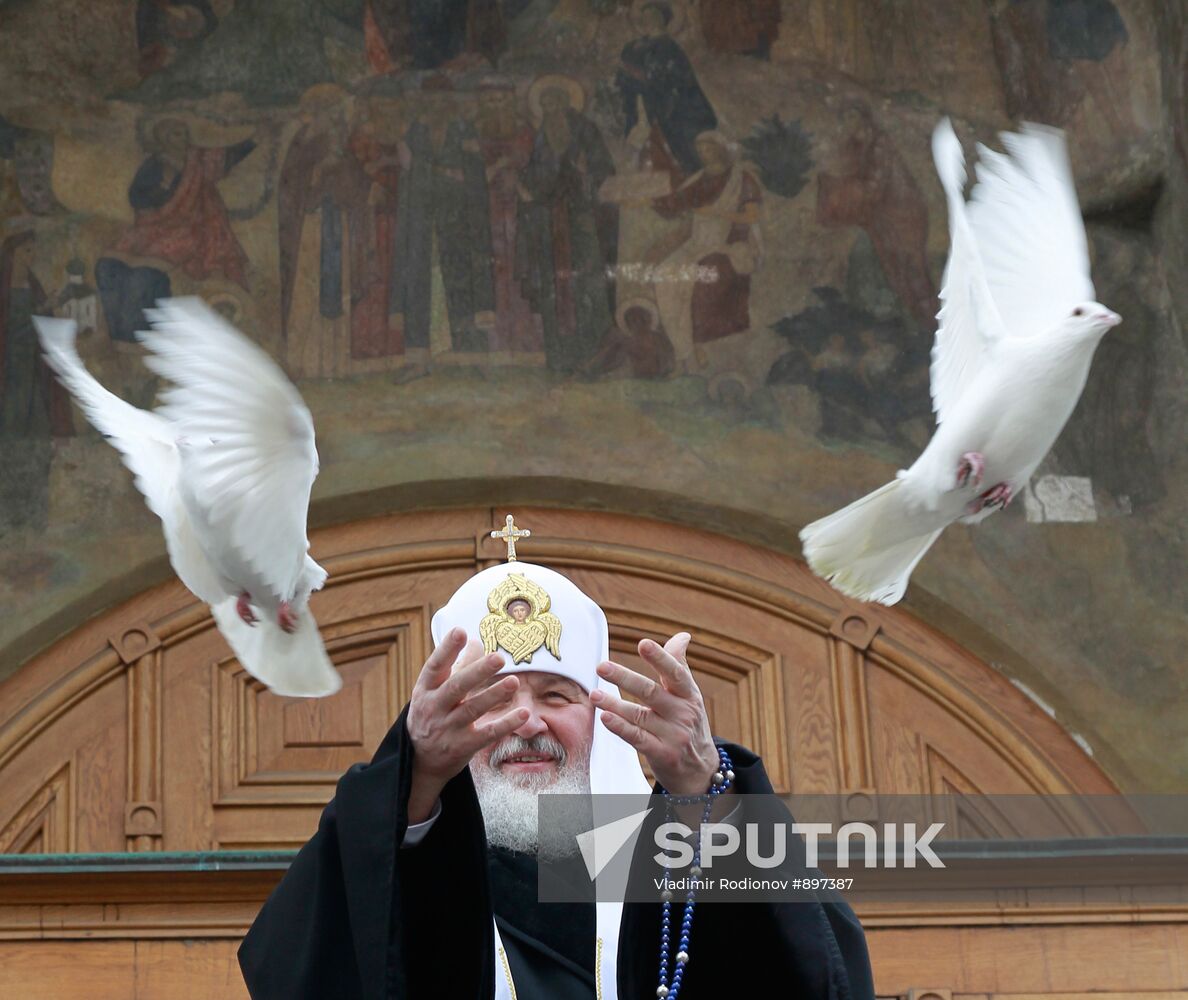 Patriarch Kirill releasing doves