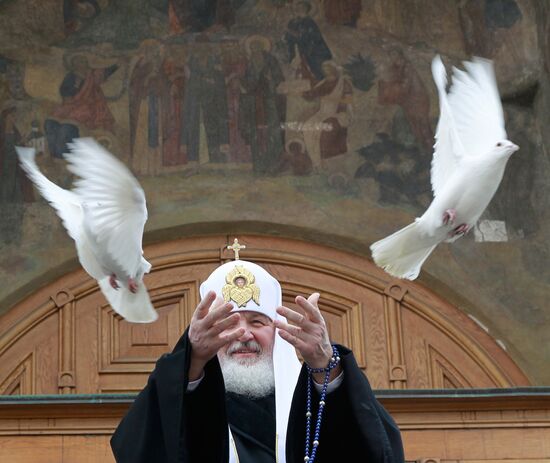 Patriarch Kirill releasing doves