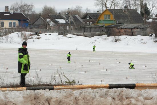 Ice undermined on Oyat River near Domozhirovo village