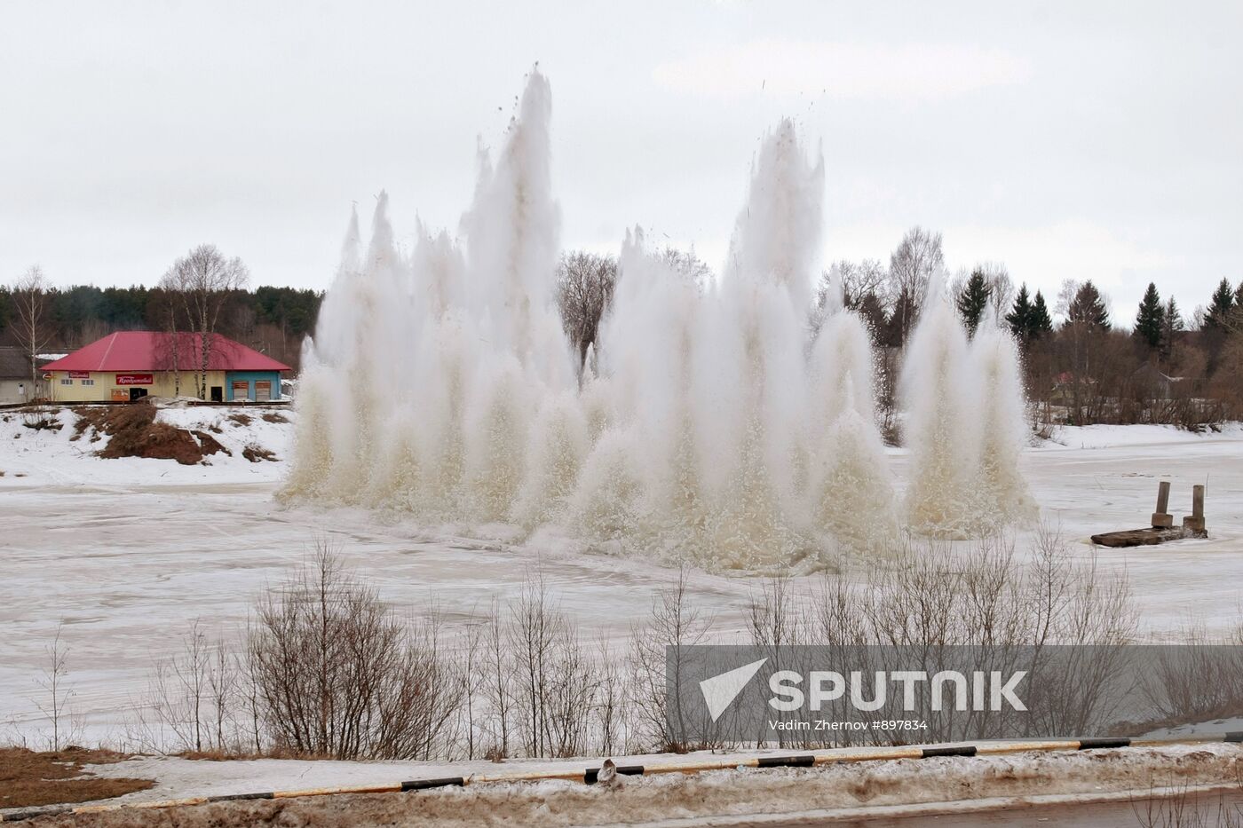Ice undermined on Oyat River near Domozhirovo village