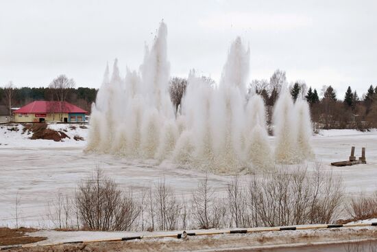 Ice undermined on Oyat River near Domozhirovo village