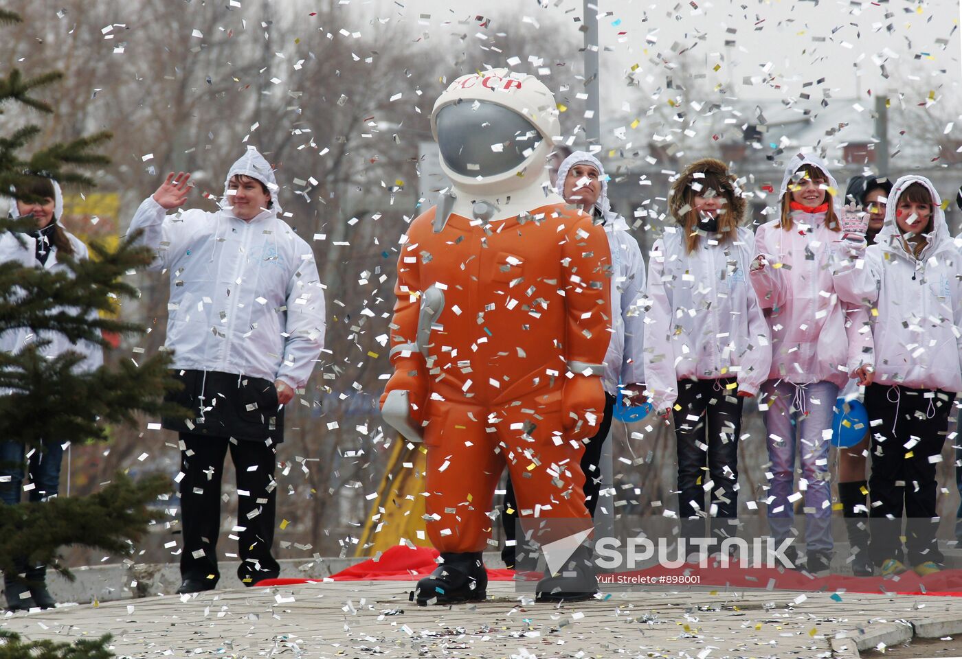 Unveiling Cosmonaut monument in Samara