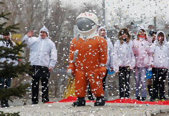 Unveiling Cosmonaut monument in Samara