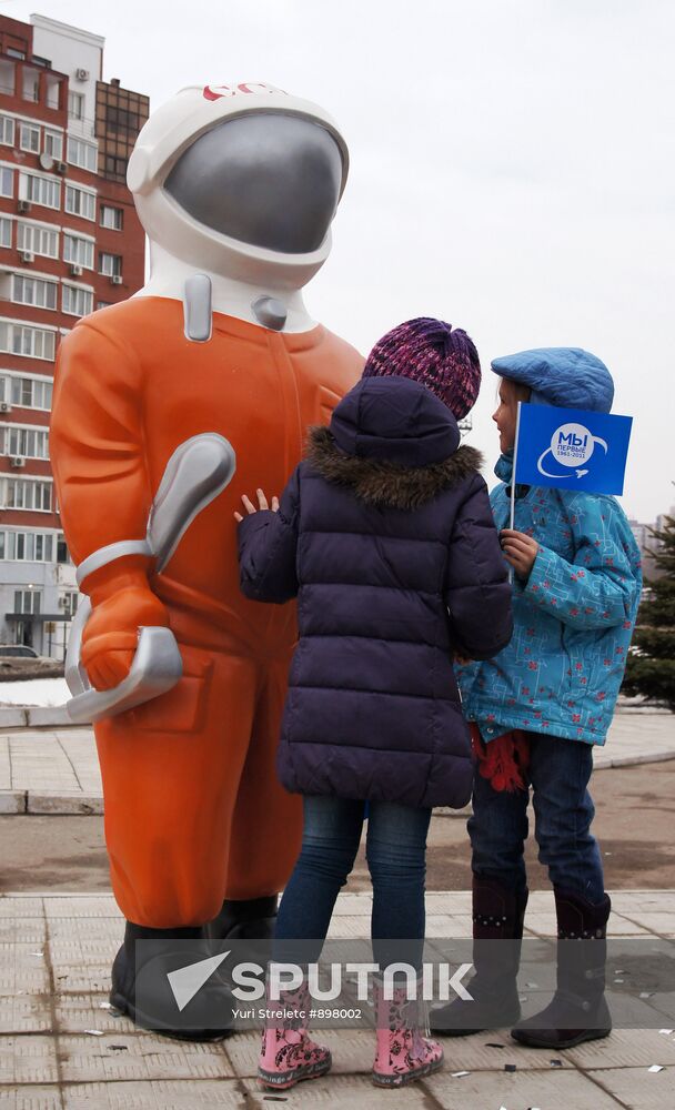Unveiling Cosmonaut monument in Samara