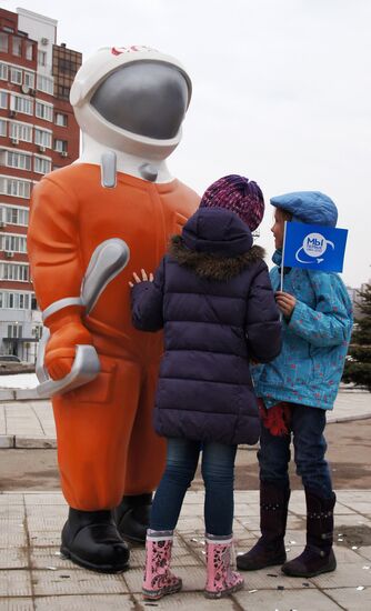 Unveiling Cosmonaut monument in Samara