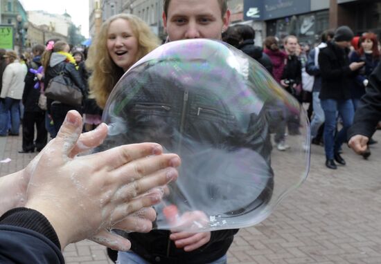 Soap bubble festival staged on Moscow's Arbat Street