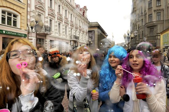 Soap bubble festival staged on Moscow's Arbat Street