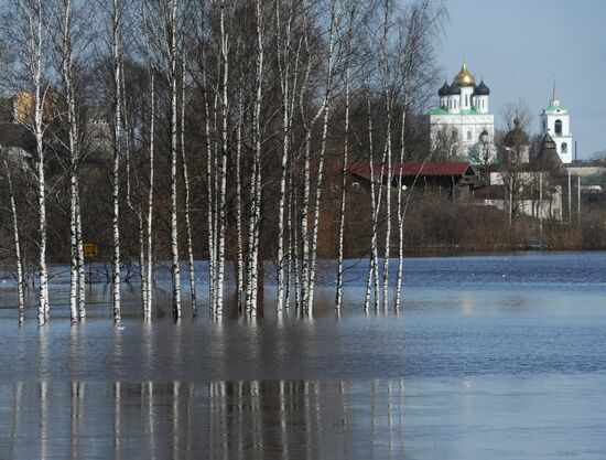 Spring flooding in Pskov