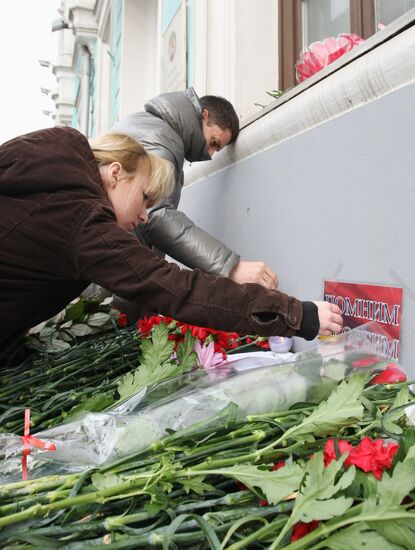 People lay flowers in memory of Minsk Metro blast victims