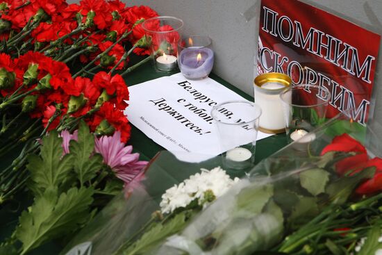 People lay flowers in memory of Minsk Metro blast victims
