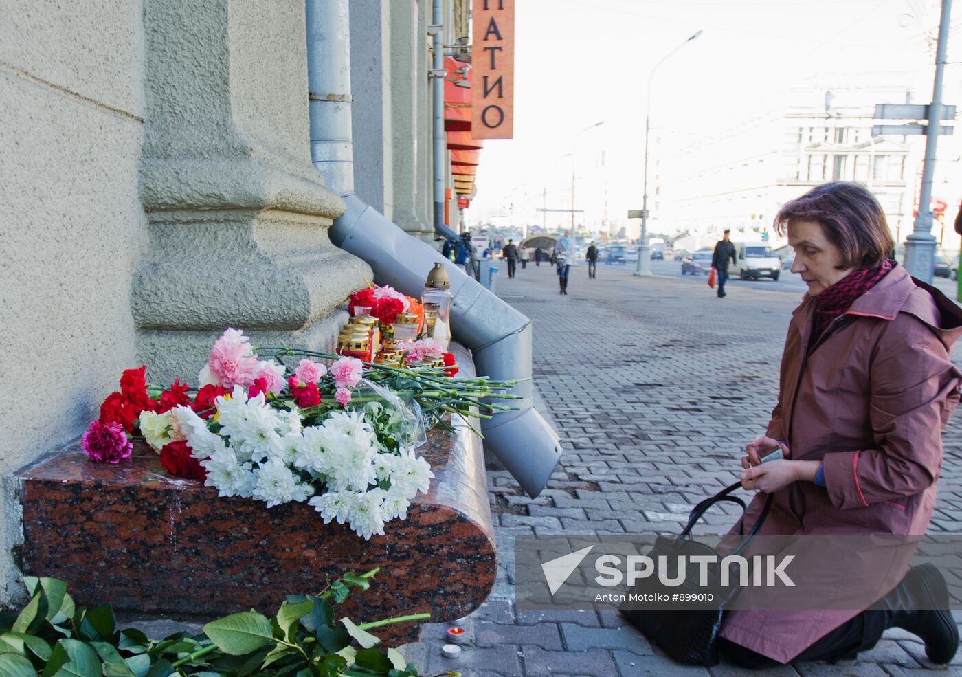 People lay flowers in memory of Minsk Metro blast victims