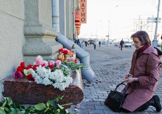 People lay flowers in memory of Minsk Metro blast victims
