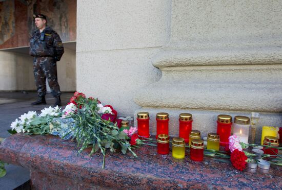 People lay flowers in memory of Minsk Metro blast victims