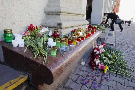People lay flowers in memory of Minsk Metro blast victims