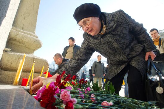People lay flowers in memory of Minsk Metro blast victims