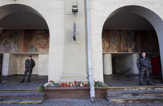 People lay flowers in memory of Minsk Metro blast victims