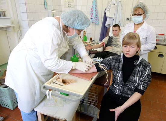 Volunteers donate blood for Minsk Metro blast victims