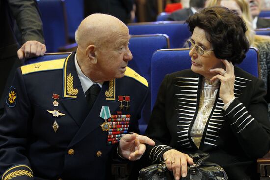Aleksei Leonov, Valentina Gagarina