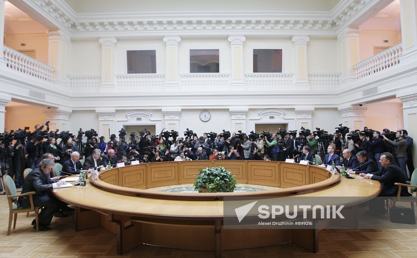 Vladimir Putin visits Kiev