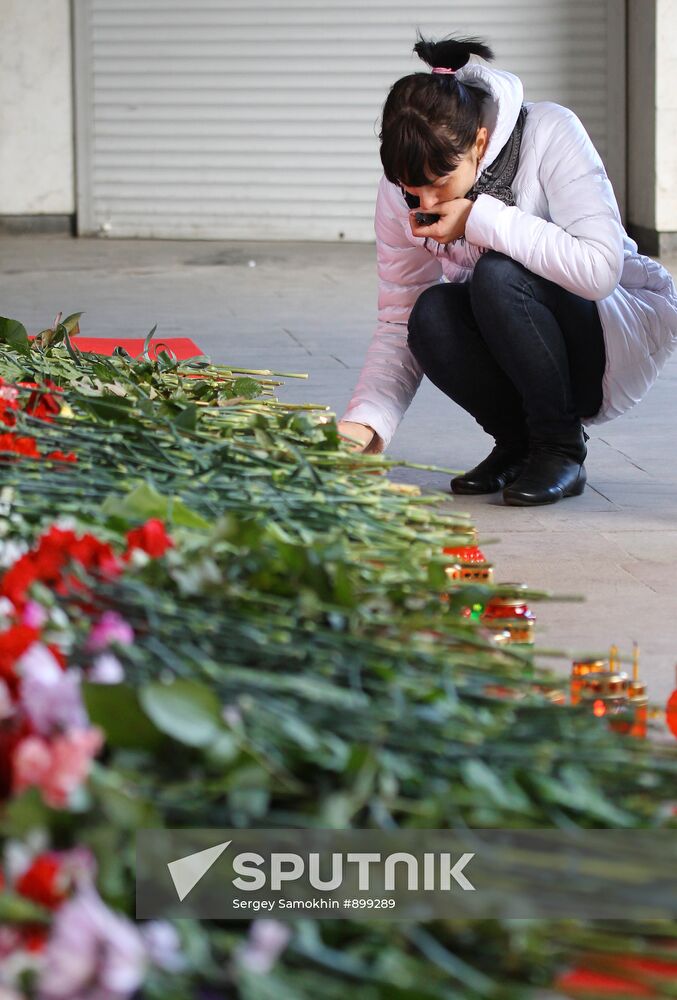 Flowers laid in tribute to Minsk blast victims