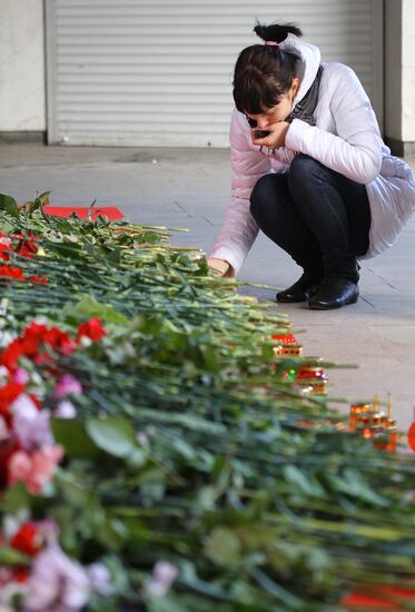 Flowers laid in tribute to Minsk blast victims