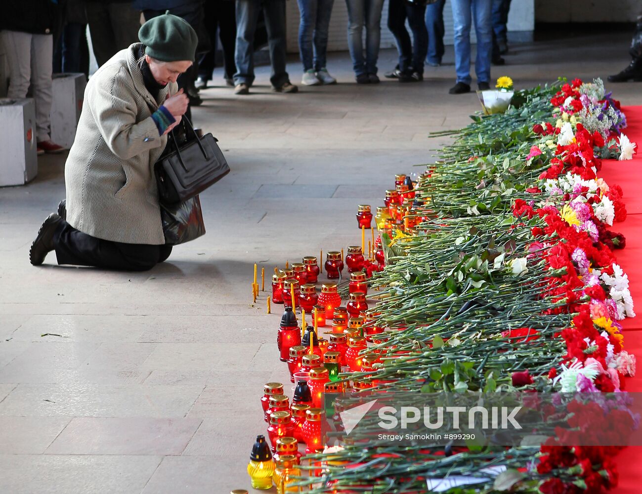 Flowers laid in tribute to Minsk blast victims