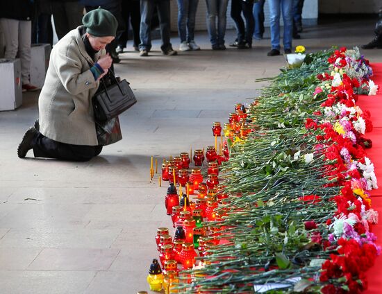 Flowers laid in tribute to Minsk blast victims