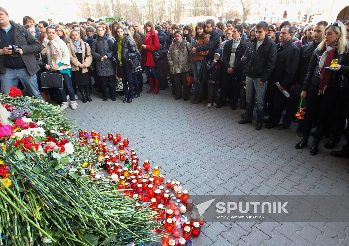 Flowers laid in tribute to Minsk blast victims