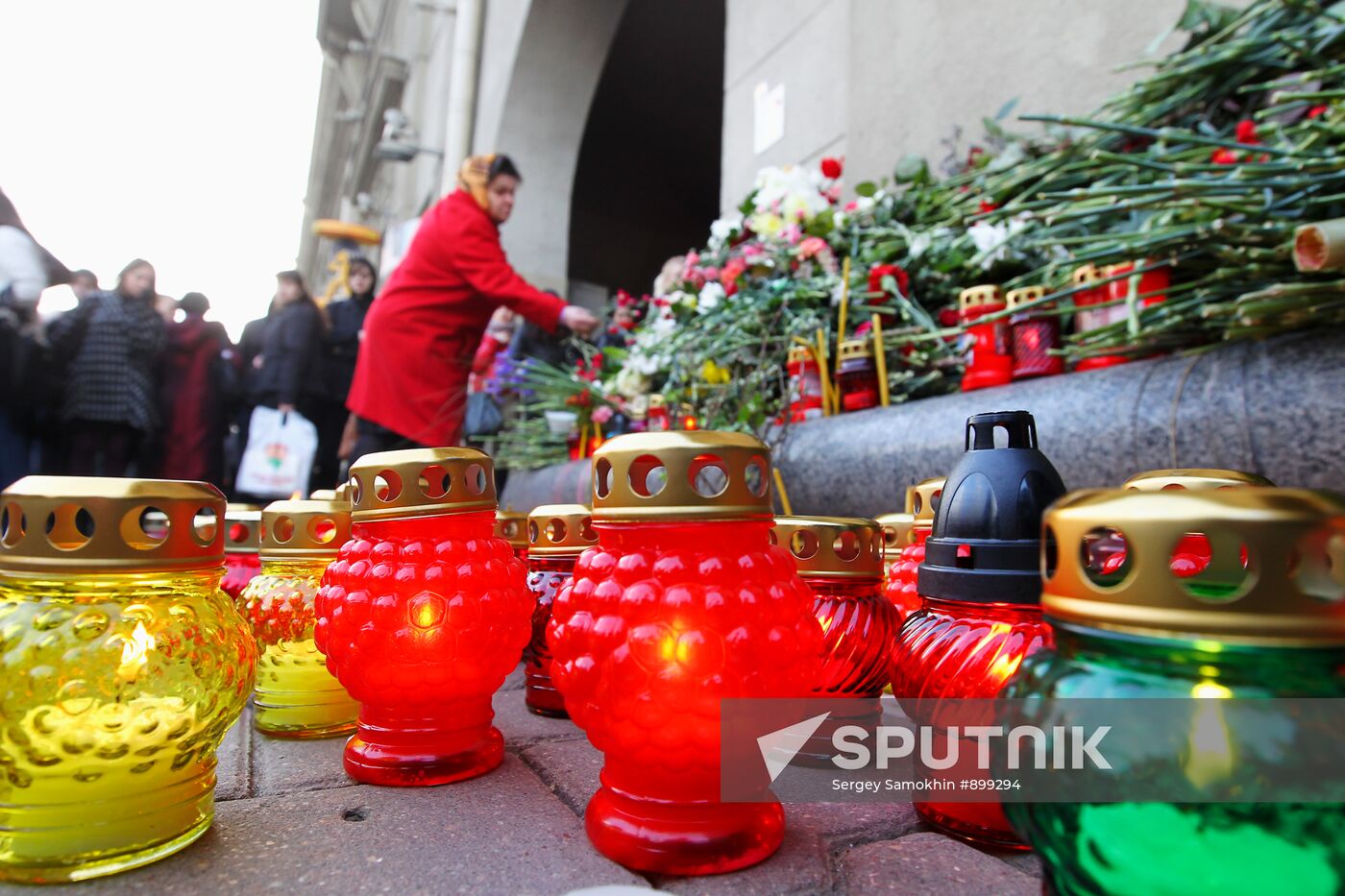 Flowers laid in tribute to Minsk blast victims