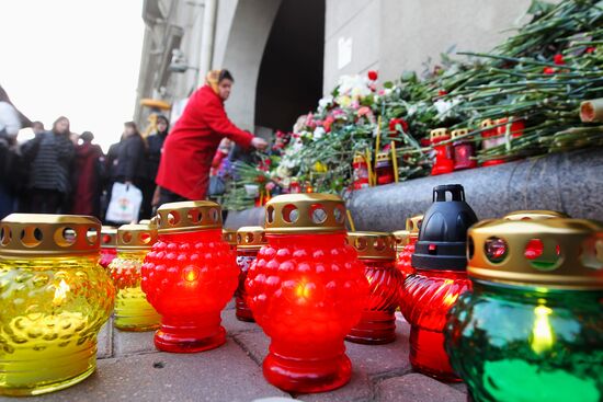 Flowers laid in tribute to Minsk blast victims
