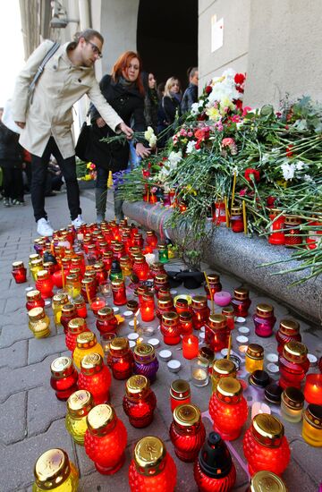 Flowers laid in tribute to Minsk blast victims