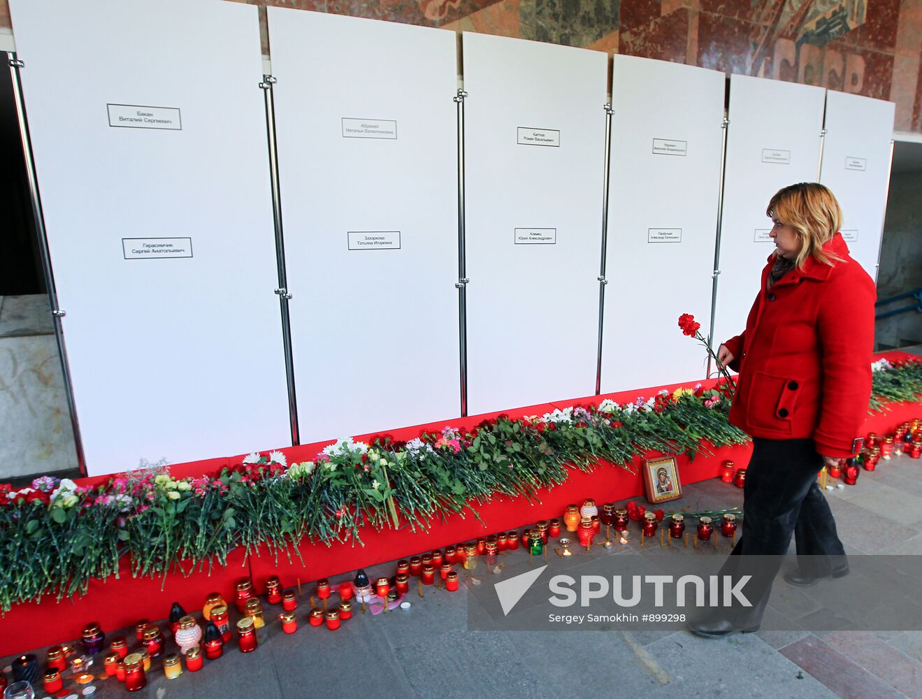 Flowers laid in tribute to Minsk blast victims