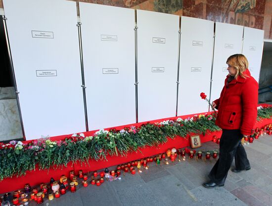 Flowers laid in tribute to Minsk blast victims