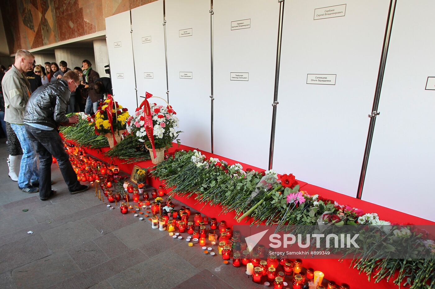 Laying flowers in memory of those killed in Minsk explosion
