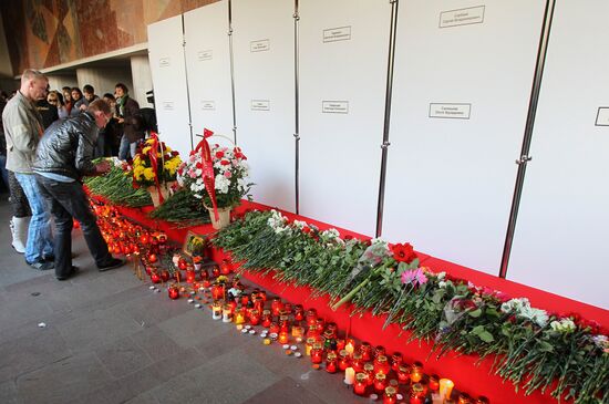 Laying flowers in memory of those killed in Minsk explosion