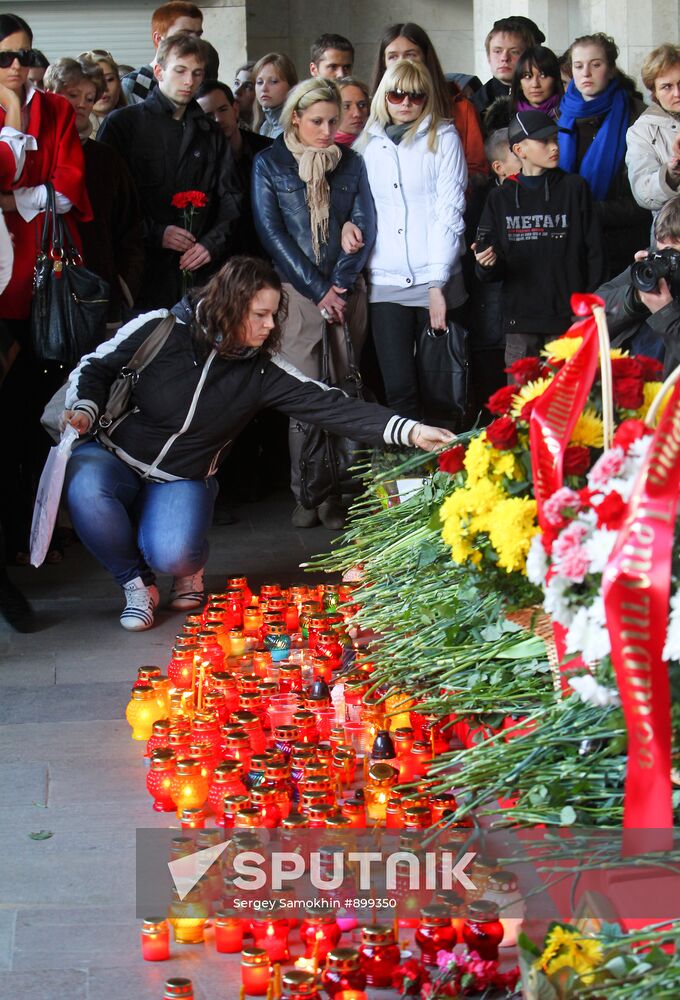 Laying flowers in memory of those killed in Minsk explosion