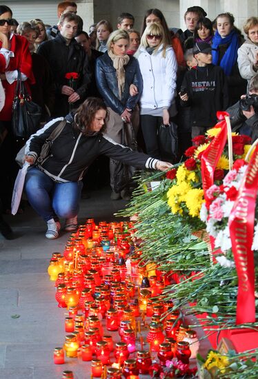 Laying flowers in memory of those killed in Minsk explosion
