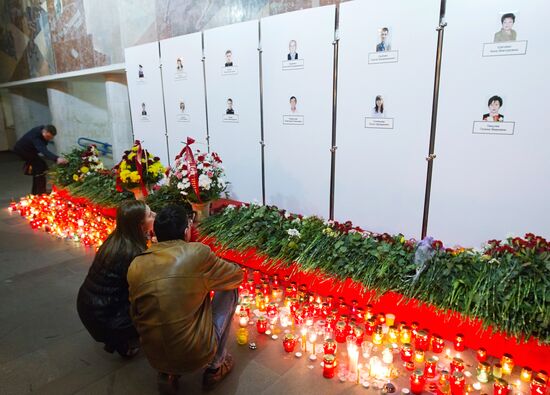 Laying flowers in memory of those killed in Minsk explosion