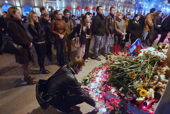 Laying flowers in memory of those killed in Minsk explosion
