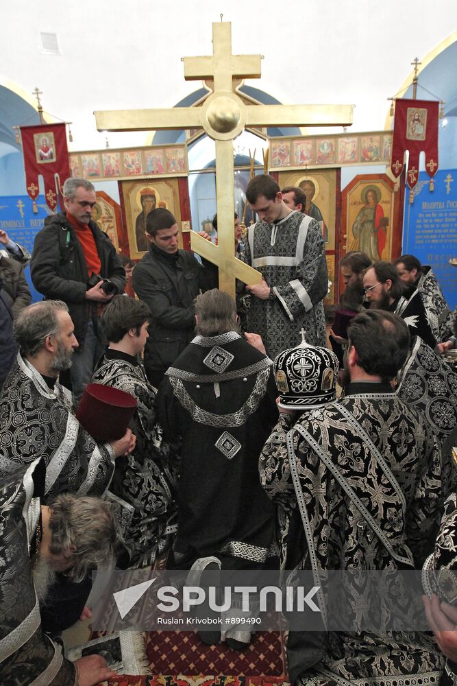 Prisoners install cross on church in Butyrskaya prison