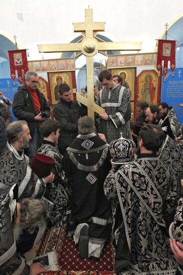 Prisoners install cross on church in Butyrskaya prison