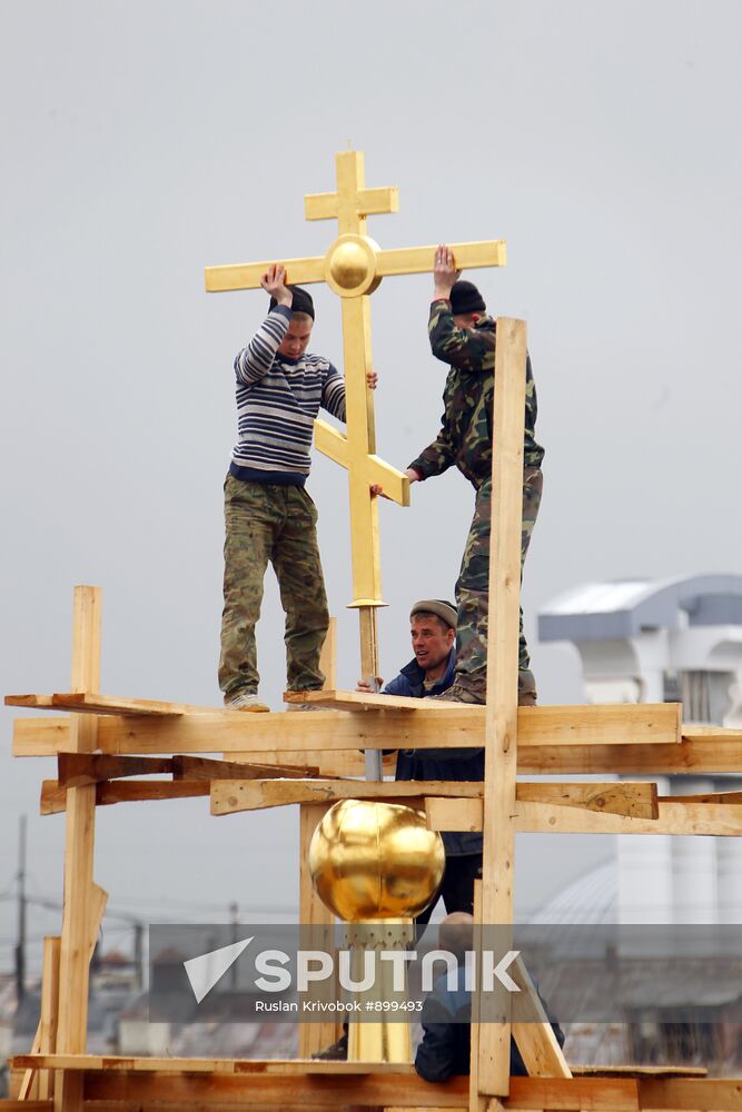 Prisoners install cross on church in Butyrskaya prison