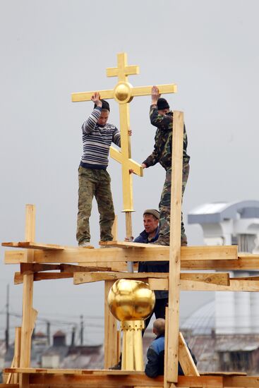 Prisoners install cross on church in Butyrskaya prison