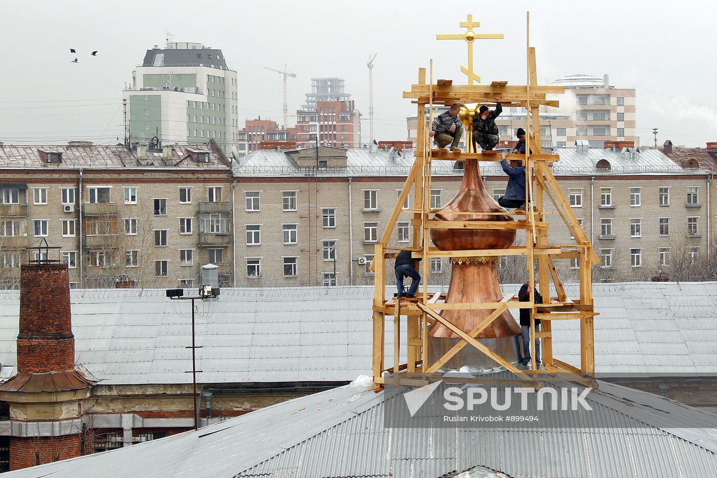 Prisoners install cross on church in Butyrskaya prison
