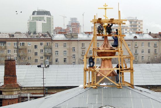 Prisoners install cross on church in Butyrskaya prison