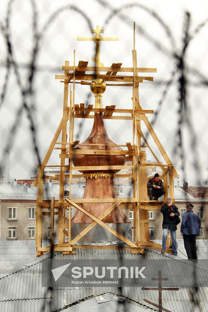 Prisoners install cross on church in Butyrskaya prison